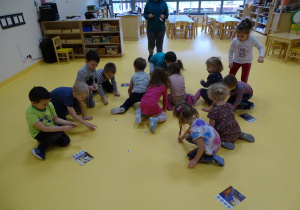 24 Dzieci zbierają z podłogi po jednym kółeczku.